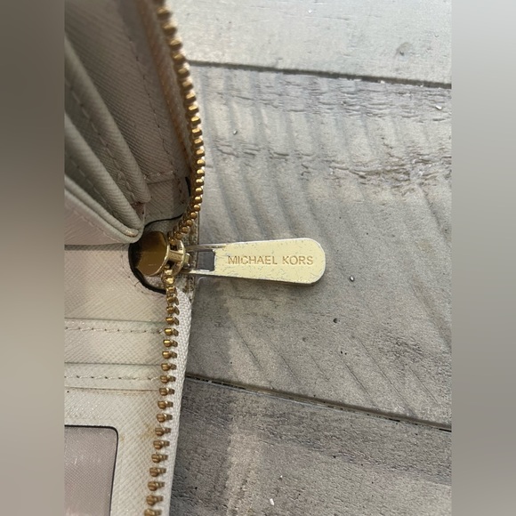 Michael Kors White Monogram wallet wristlet - Picture 9 of 9